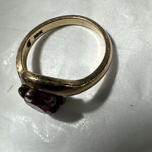 Vintage 10k yellow gold ring with red gemstone